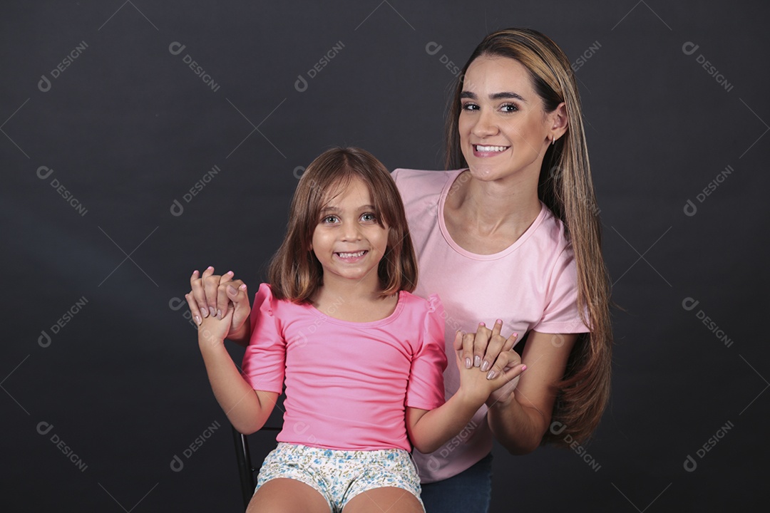 Mãe e filha felizes sorridentes sobre fundo isolado