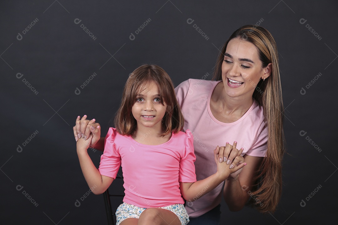 Mãe e filha felizes sorridentes sobre fundo isolado