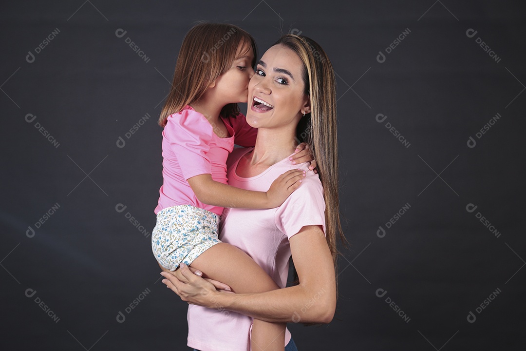 Mãe e filha felizes sorridentes sobre fundo isolado