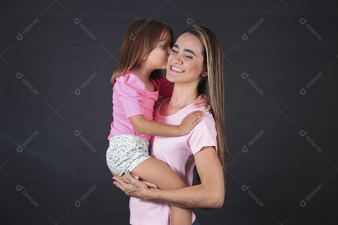 Mãe e filha felizes sorridentes sobre fundo isolado