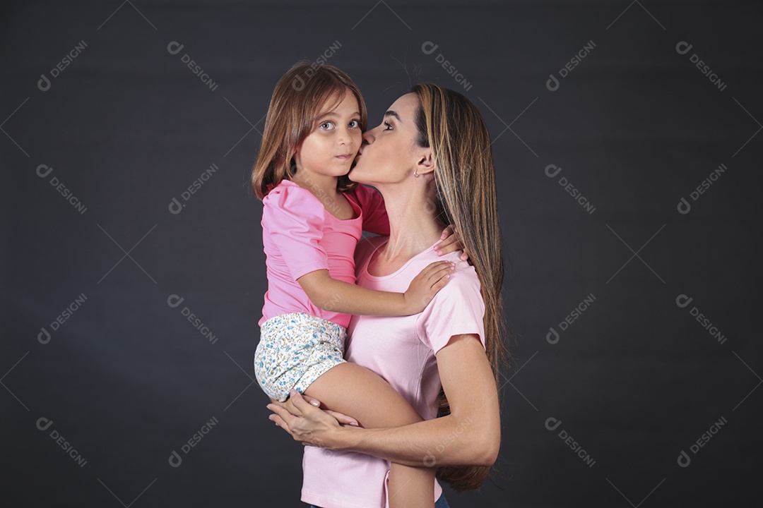 Mãe e filha felizes sorridentes sobre fundo isolado