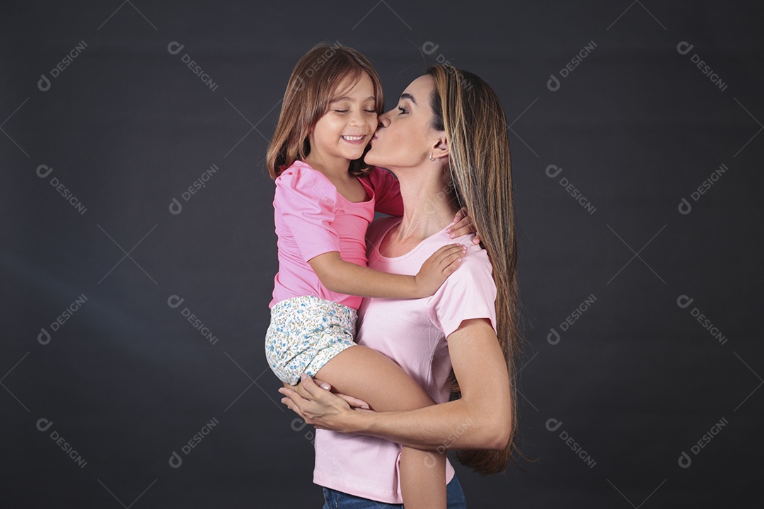 Mãe e filha felizes sorridentes sobre fundo isolado