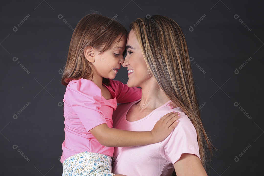 Mãe e filha felizes sorridentes sobre fundo isolado