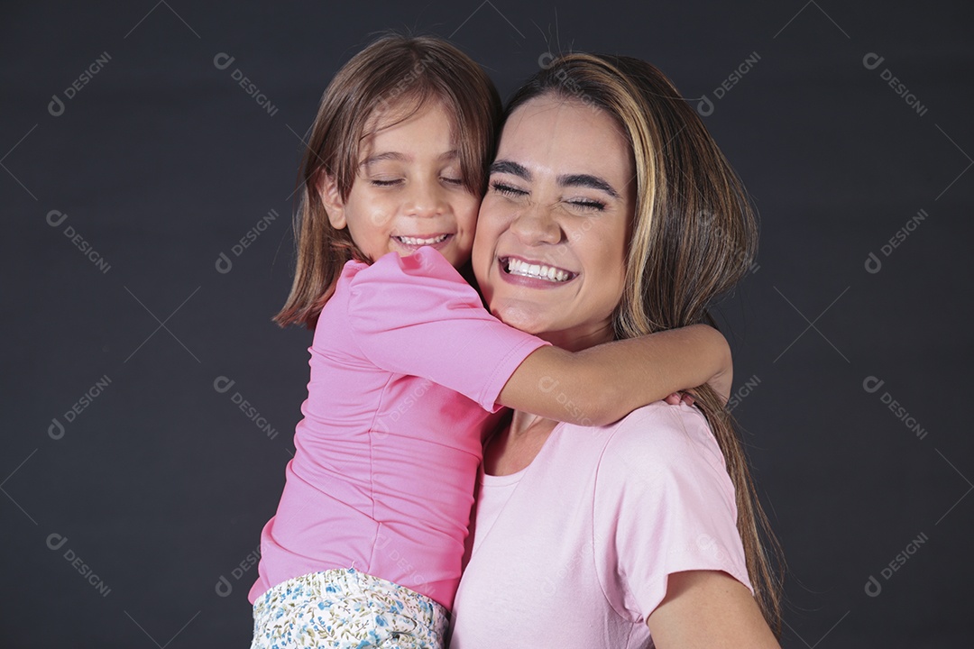 Mãe e filha felizes sorridentes sobre fundo isolado