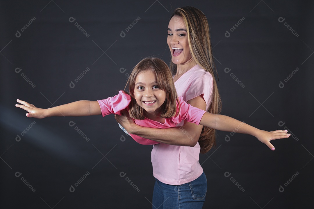 Mãe e filha felizes sorridentes sobre fundo isolado