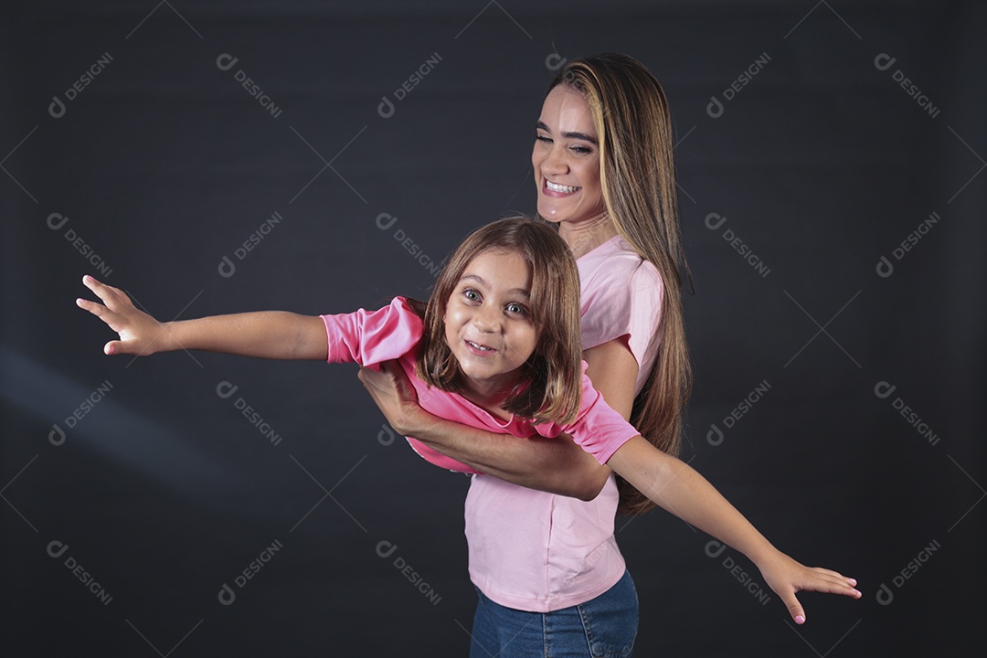 Mãe e filha felizes sorridentes sobre fundo isolado