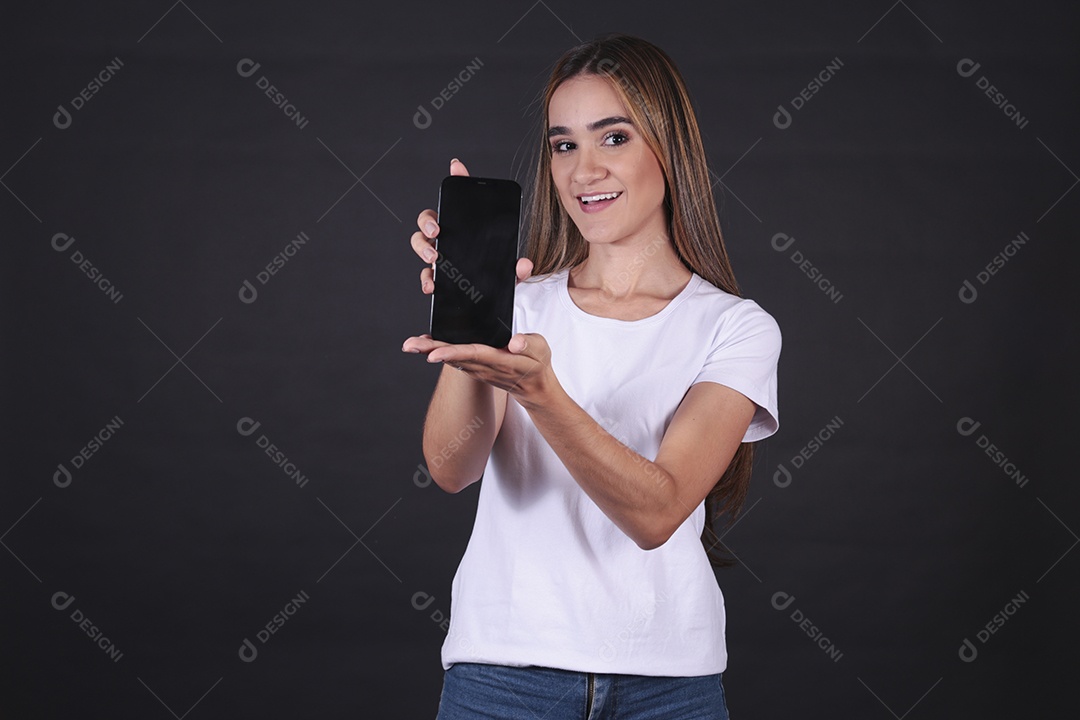 Linda mulher jovem garota segurando celular smartphone