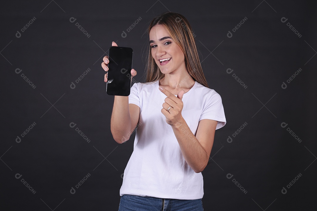 Linda mulher jovem garota segurando celular