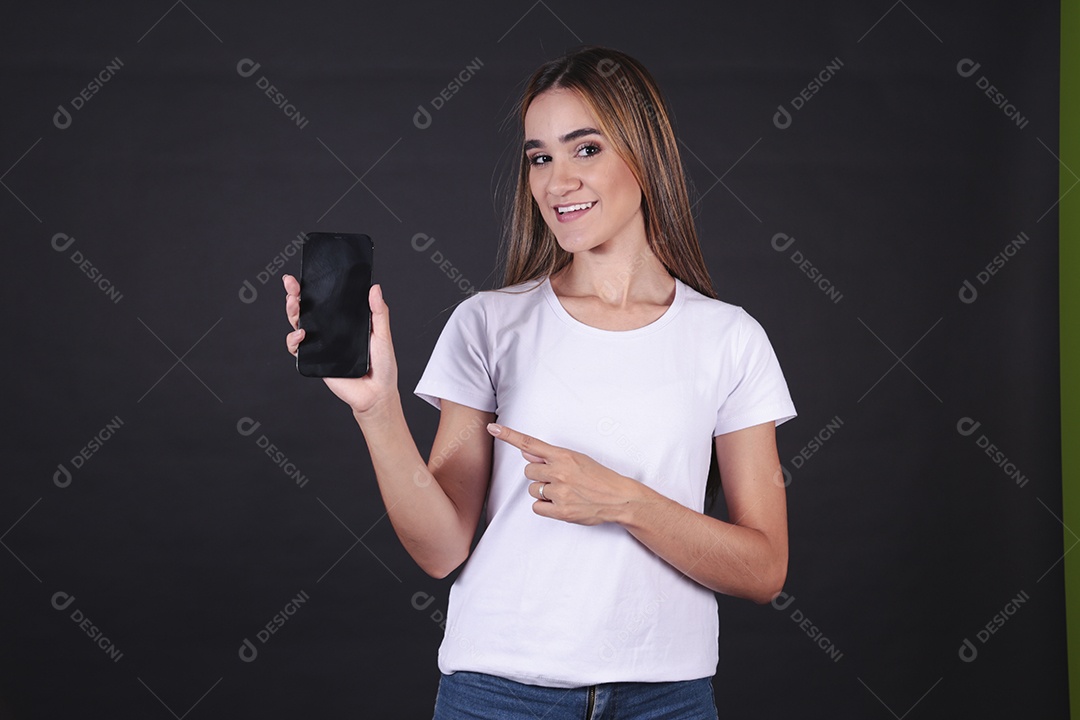 Linda mulher jovem garota segurando celular