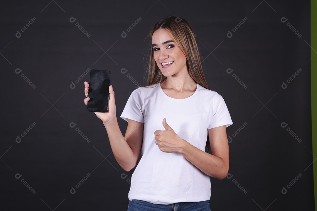 Linda mulher jovem segurando smartphone celular