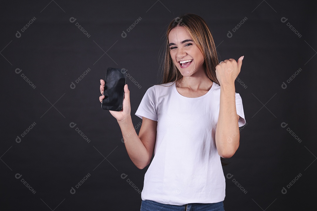 Linda mulher jovem garota segurando celular