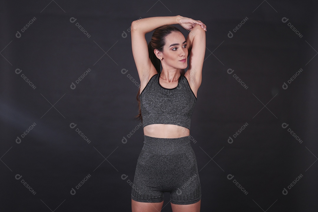 Linda mulher jovem usando conjunto de academia