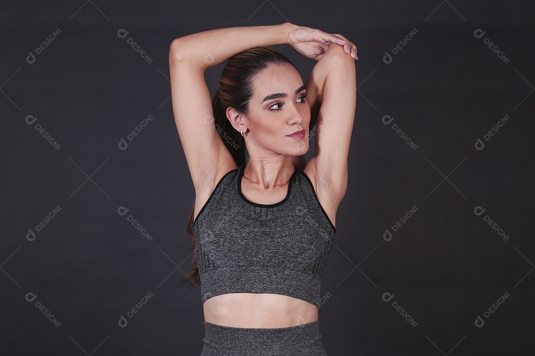 Linda mulher jovem usando conjunto de academia