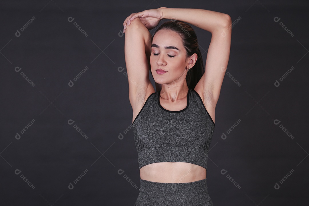 Linda mulher jovem usando conjunto de academia