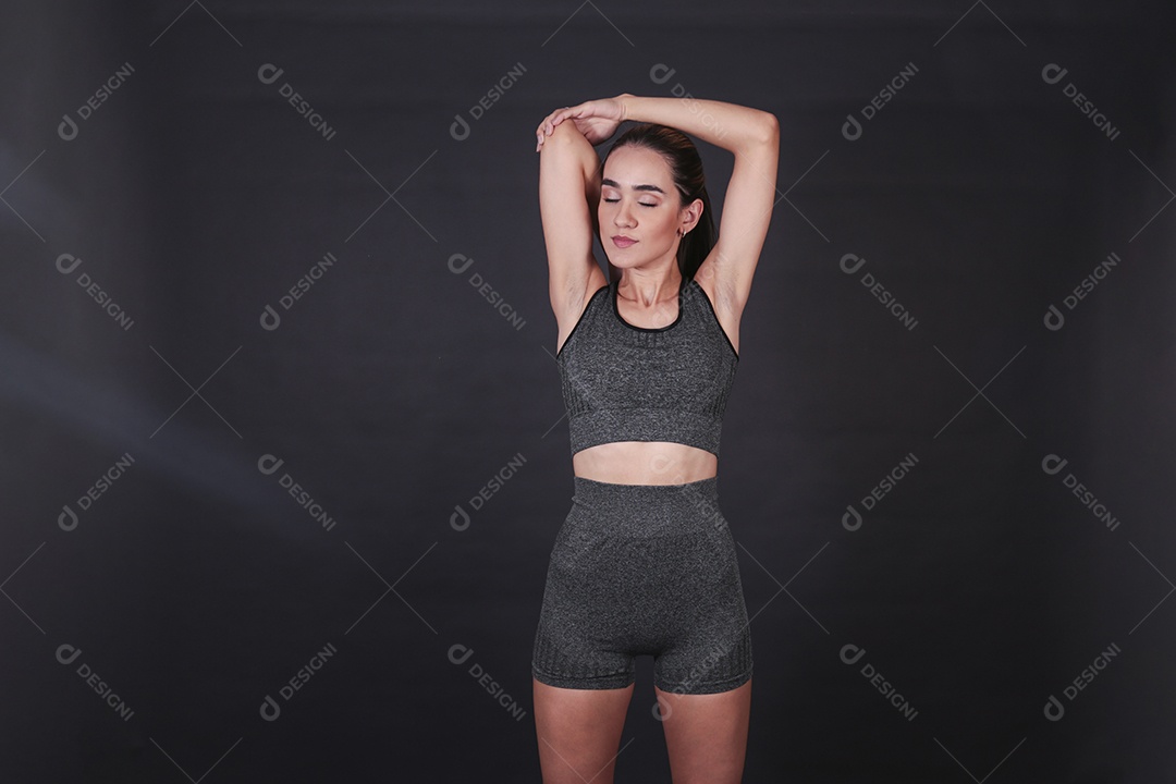 Linda mulher jovem usando conjunto de academia