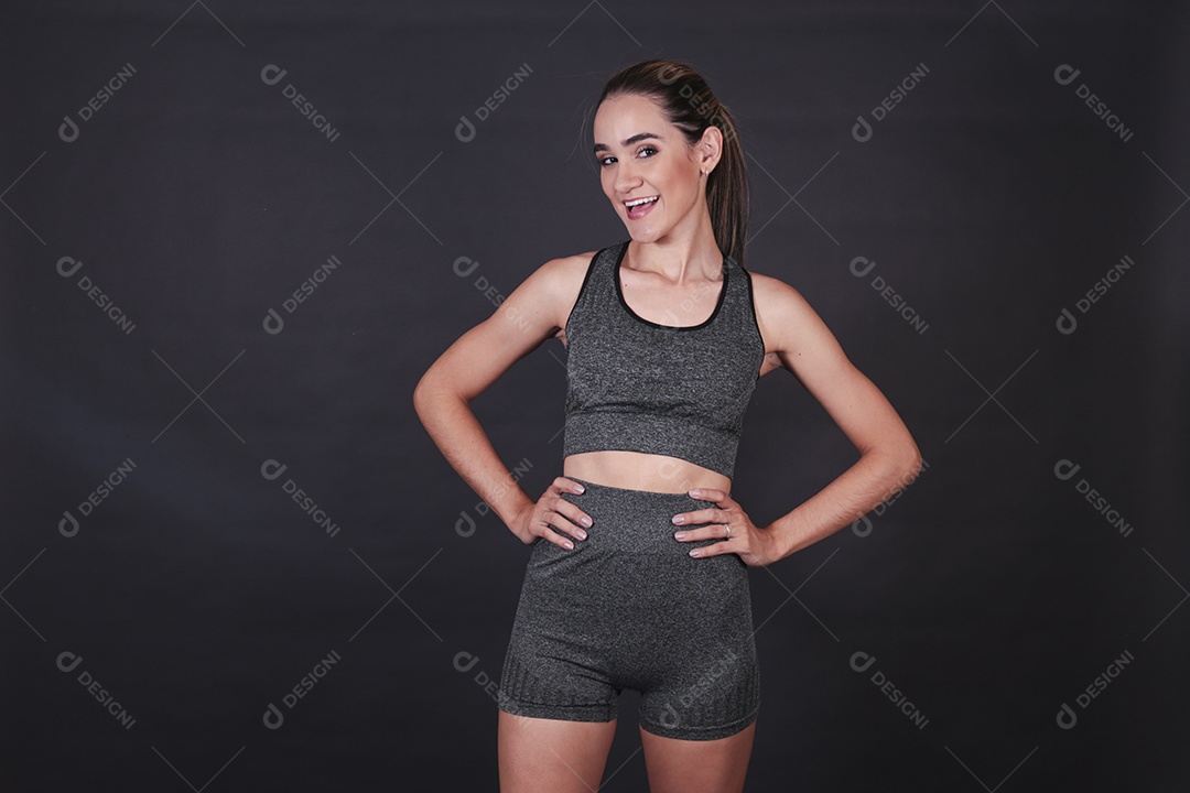 Linda mulher jovem usando conjunto de academia