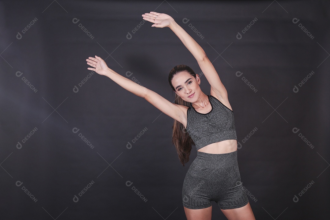 Linda mulher jovem usando conjunto de academia