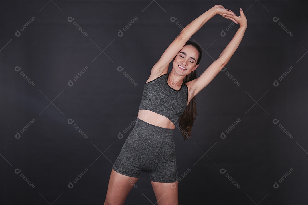 Linda mulher jovem usando conjunto de academia