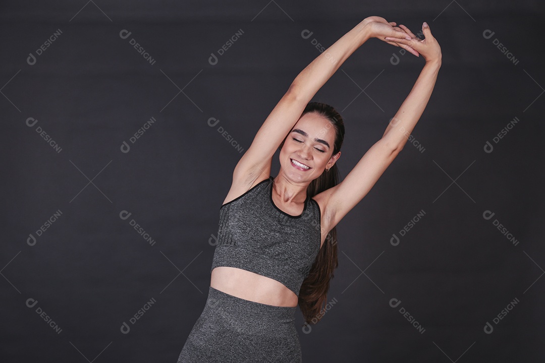 Linda mulher jovem usando conjunto de academia