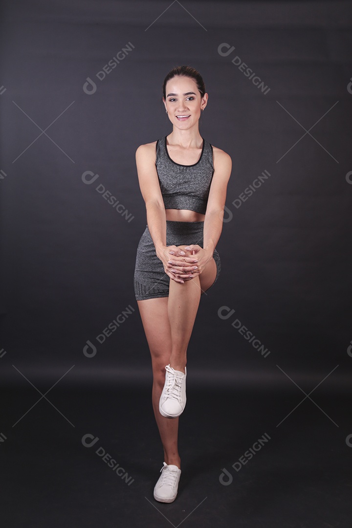 Linda mulher jovem usando conjunto de academia