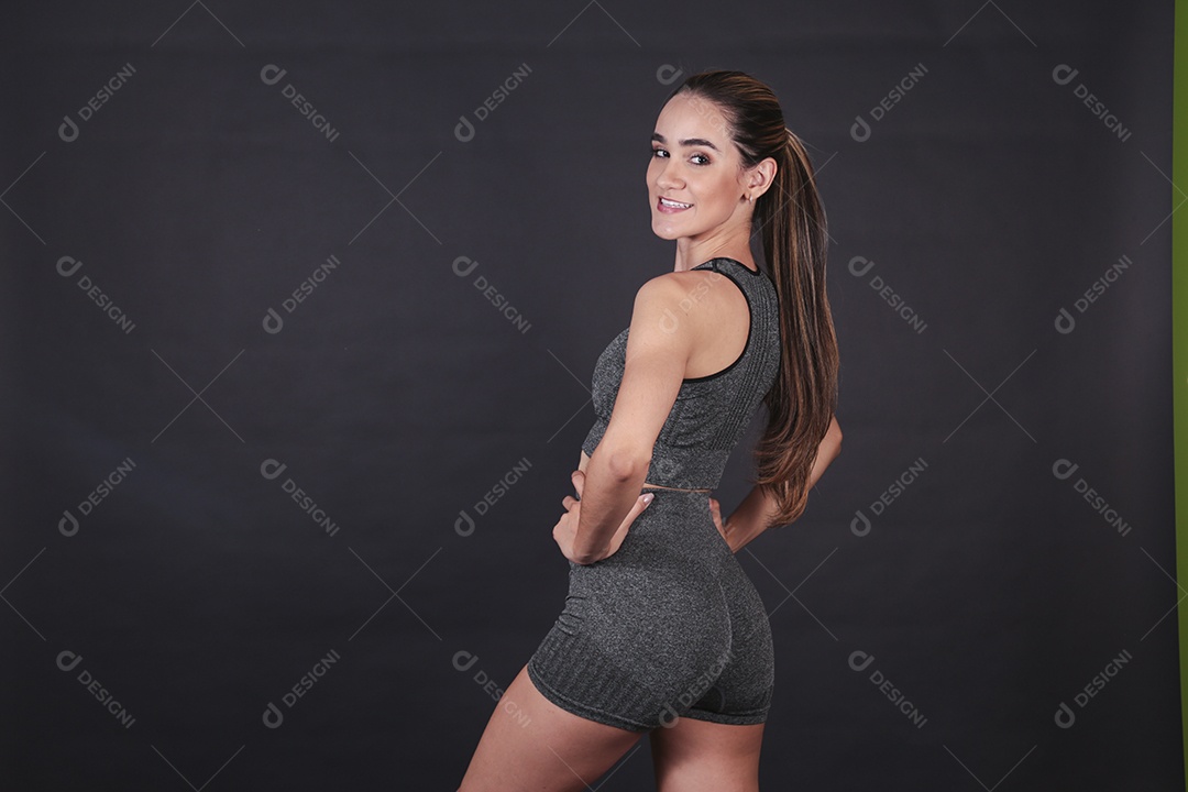 Linda mulher jovem usando conjunto de academia