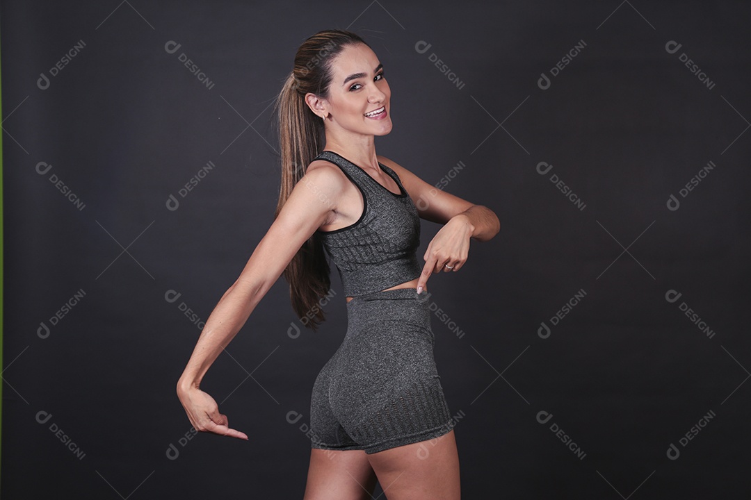 Linda mulher jovem usando conjunto de academia