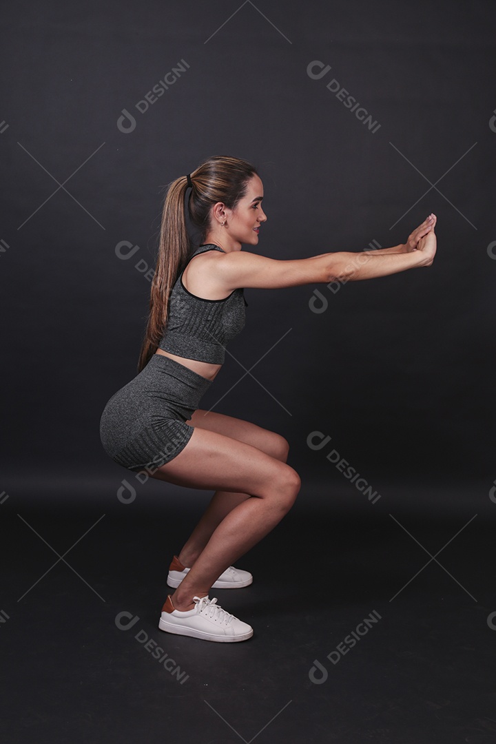 Linda mulher jovem usando conjunto de academia