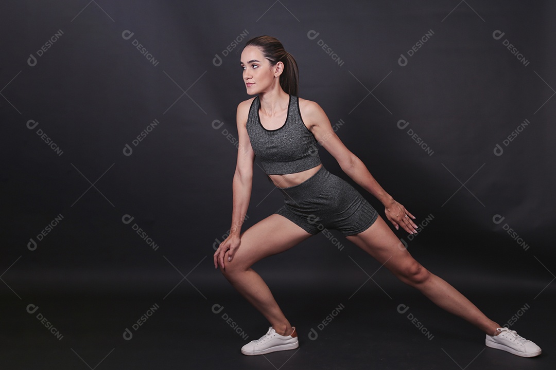 Linda mulher jovem usando conjunto de academia