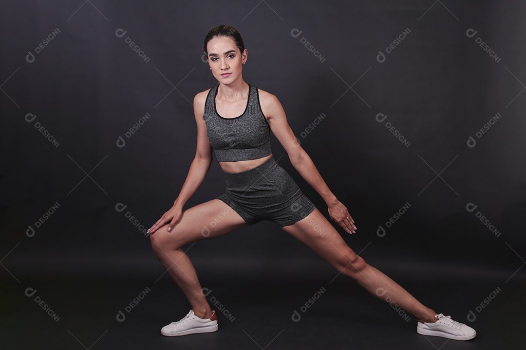 Linda mulher jovem usando conjunto de academia