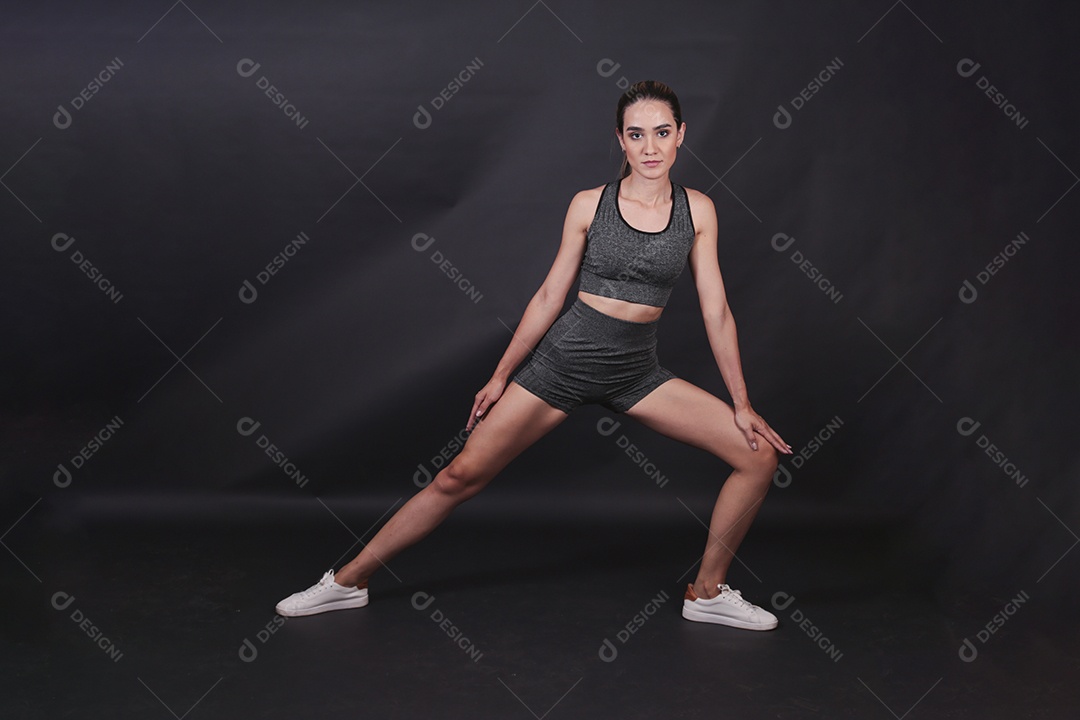 Linda mulher jovem usando conjunto de academia