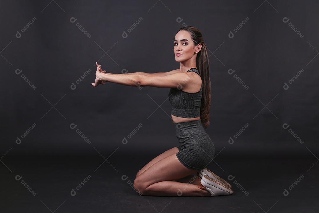 Linda mulher jovem usando conjunto de academia