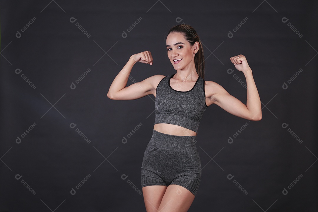 Linda mulher jovem usando conjunto de academia