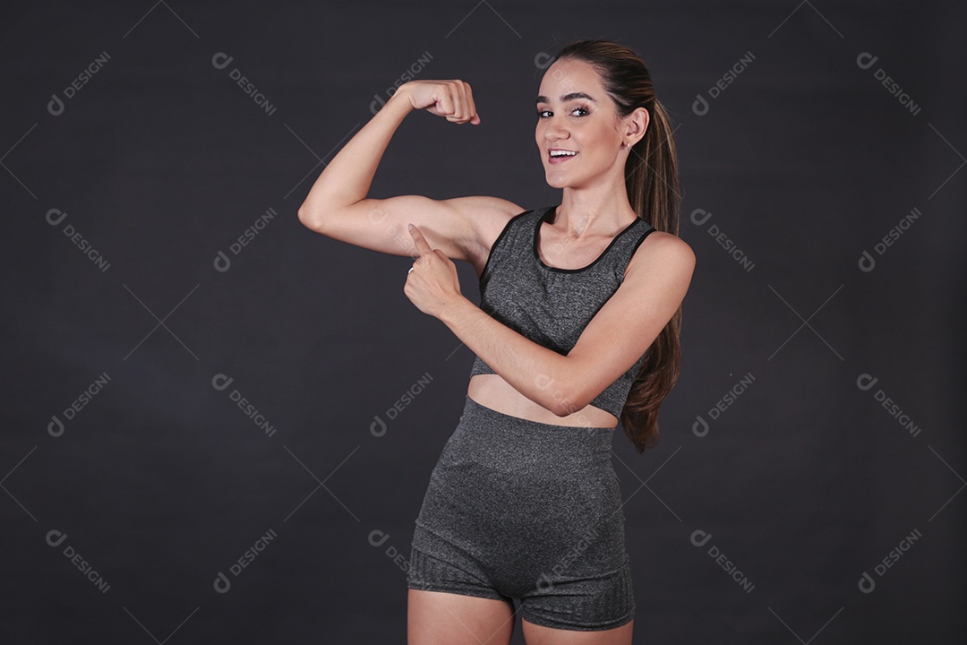 Linda mulher jovem usando conjunto de academia