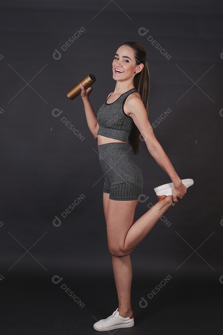 Linda mulher jovem usando conjunto de academia