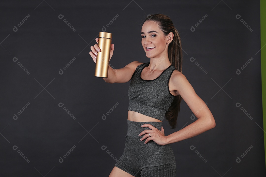 Linda mulher jovem usando conjunto de academia