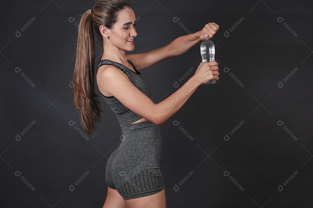 Linda mulher jovem usando conjunto de academia