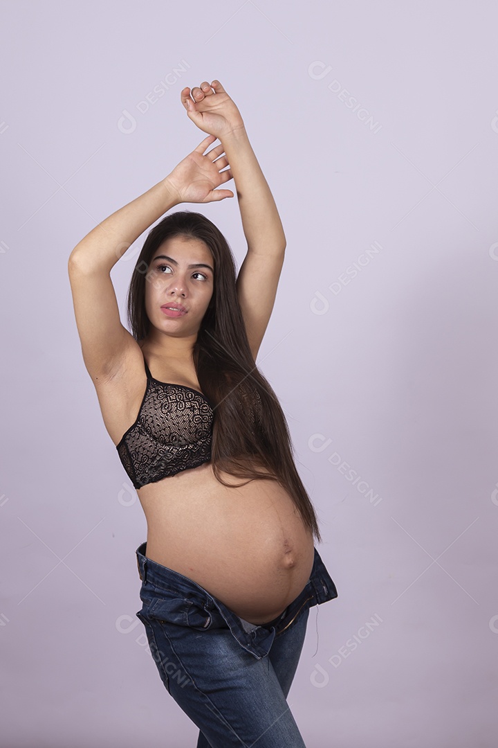 Linda mulher jovem grávida sobre fundo isolado