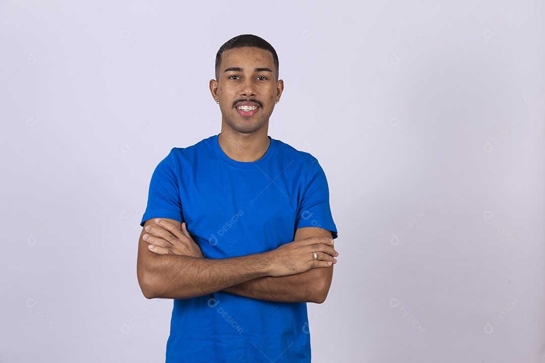 Homem jovem sorridente usando camiseta azul sobre fundo isolado