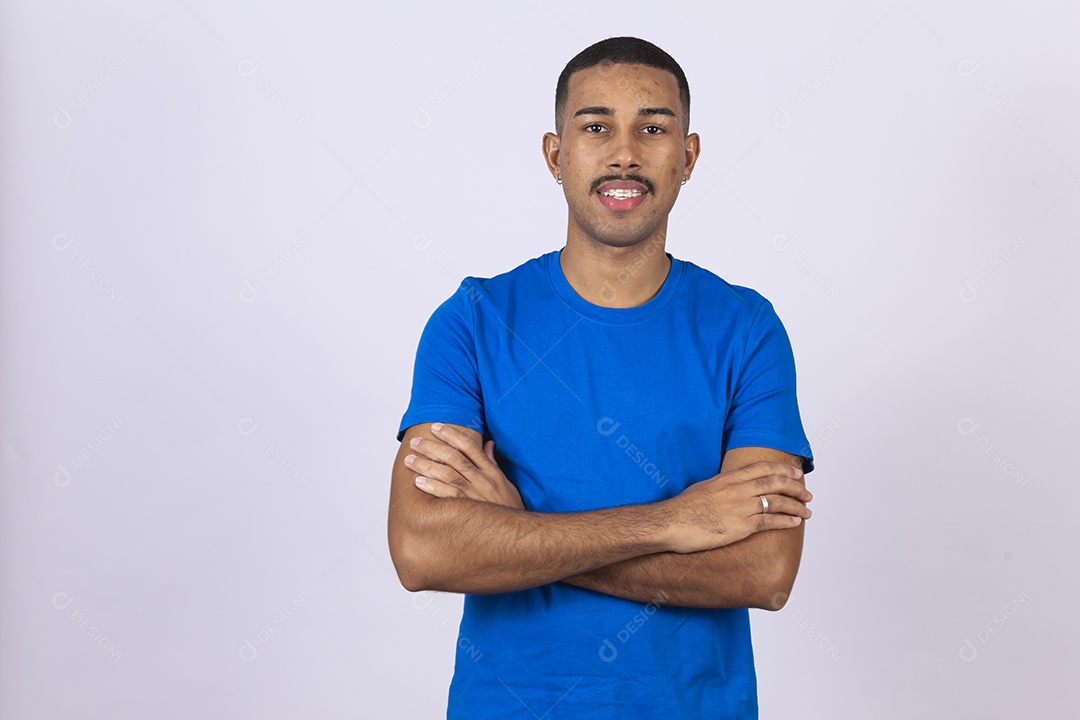 Homem jovem sorridente usando camiseta azul sobre fundo isolado