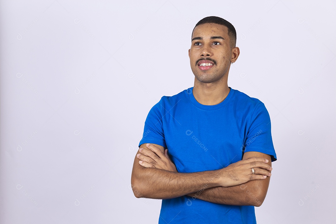 Homem jovem sorridente usando camiseta azul sobre fundo isolado
