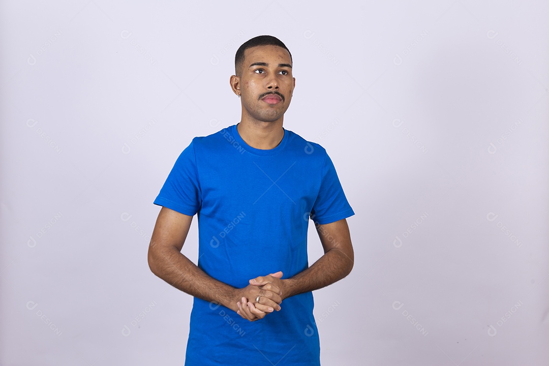 Homem jovem sorridente usando camiseta azul sobre fundo isolado