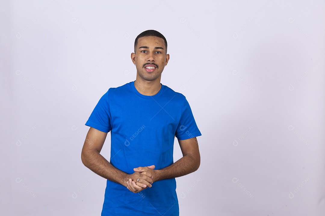 Homem jovem sorridente usando camiseta azul sobre fundo isolado