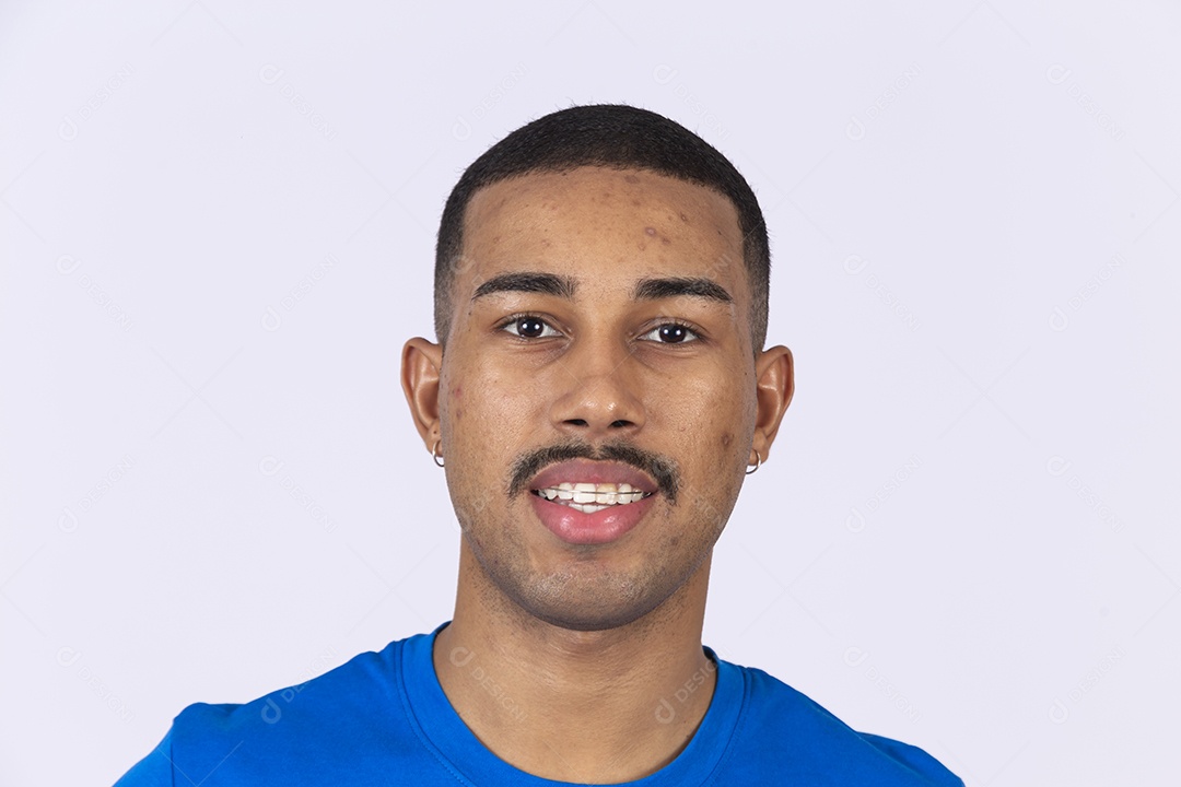 Homem jovem sorridente usando camiseta azul sobre fundo isolado