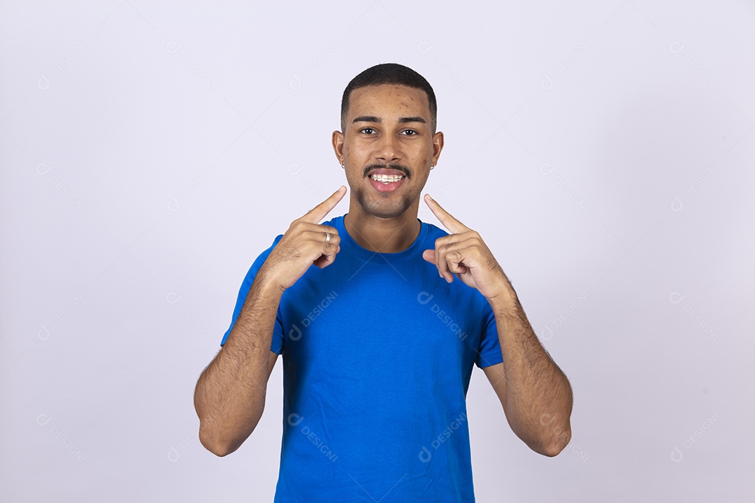 Homem jovem sorridente usando camiseta azul sobre fundo isolado