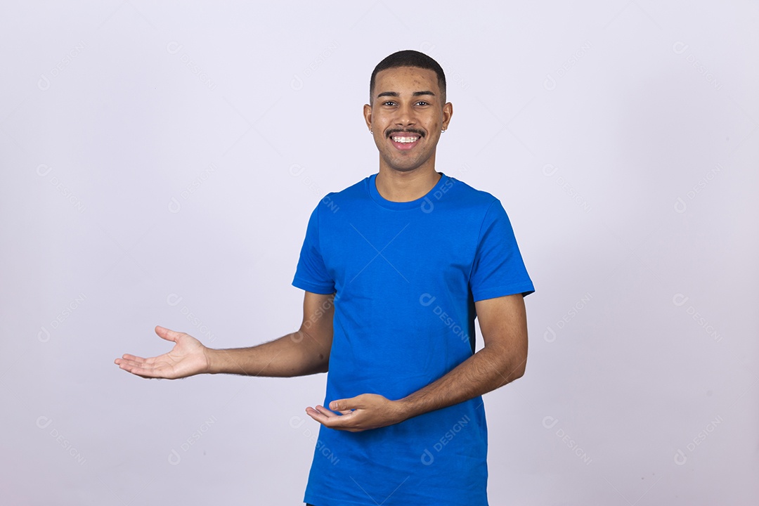 Homem jovem sorridente usando camiseta azul sobre fundo isolado