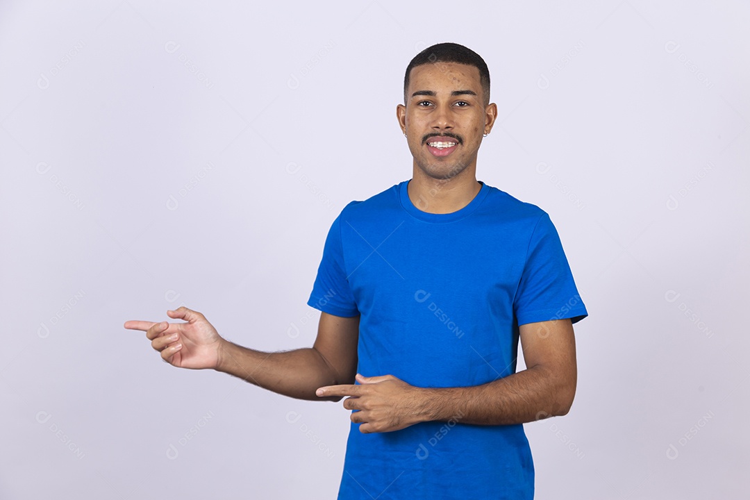 Homem jovem sorridente usando camiseta azul sobre fundo isolado