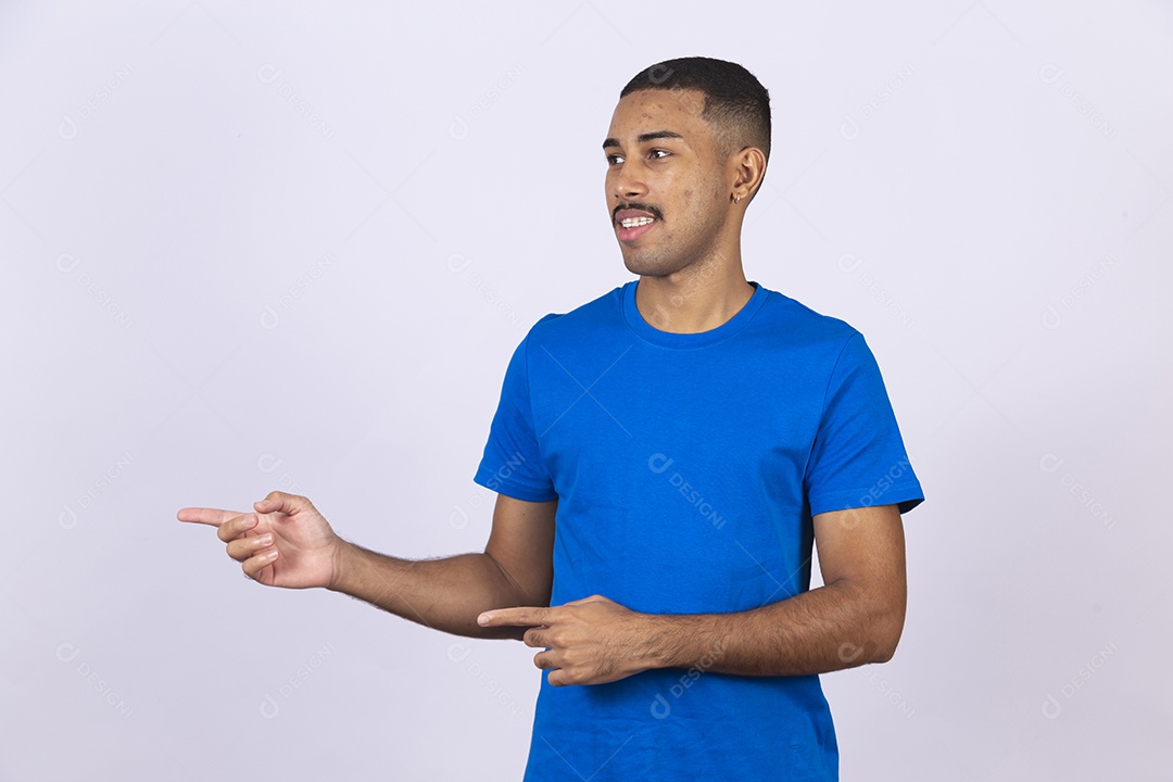 Homem jovem sorridente usando camiseta azul sobre fundo isolado