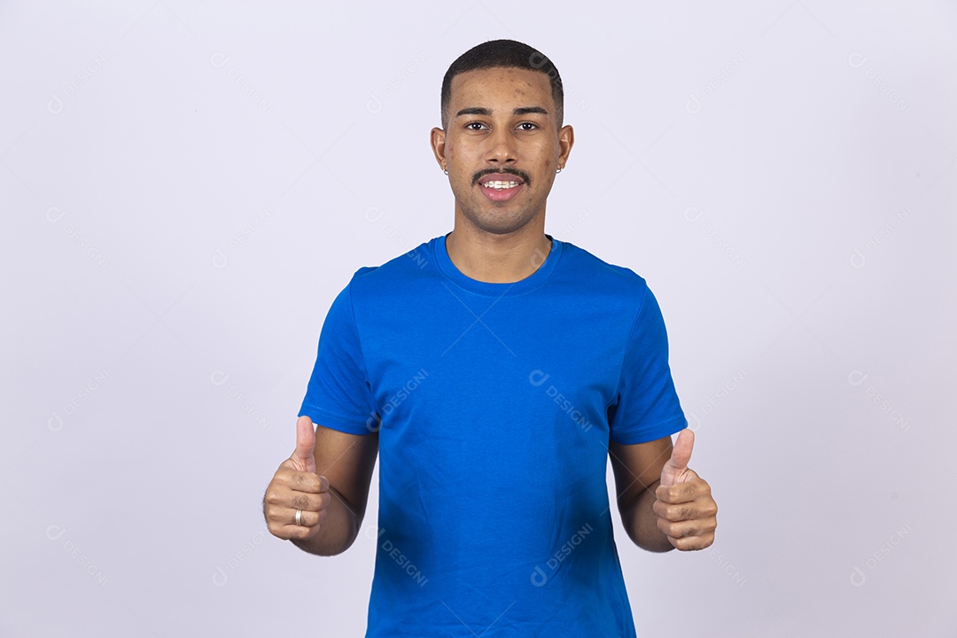 Homem jovem sorridente usando camiseta azul sobre fundo isolado