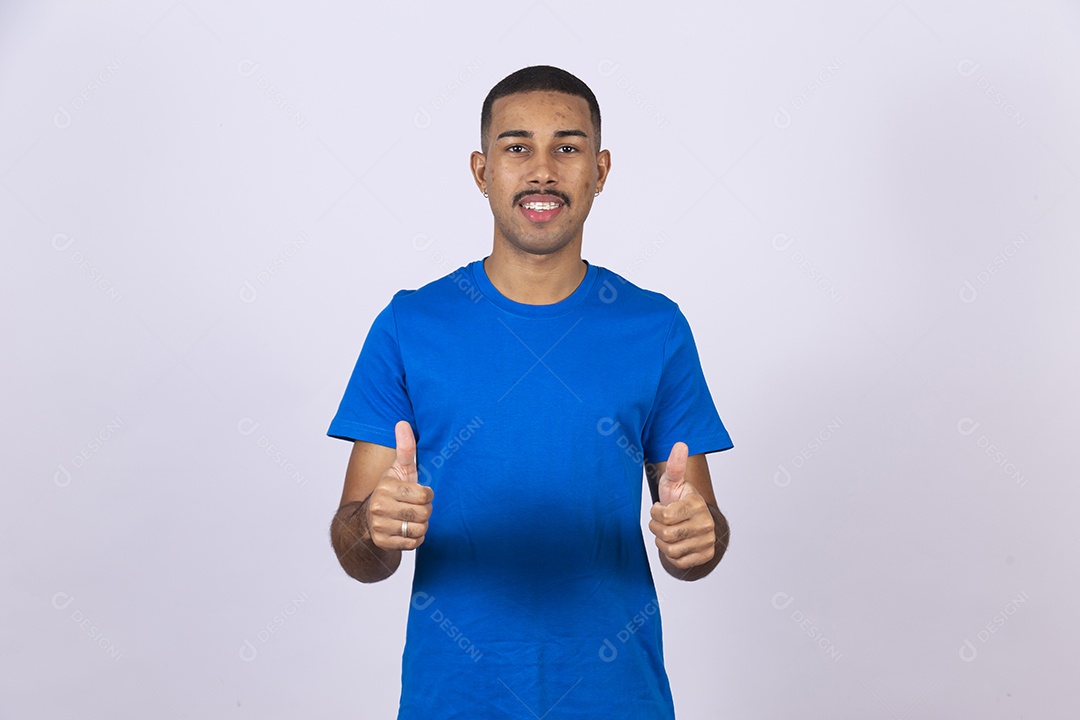 Homem jovem sorridente usando camiseta azul sobre fundo isolado