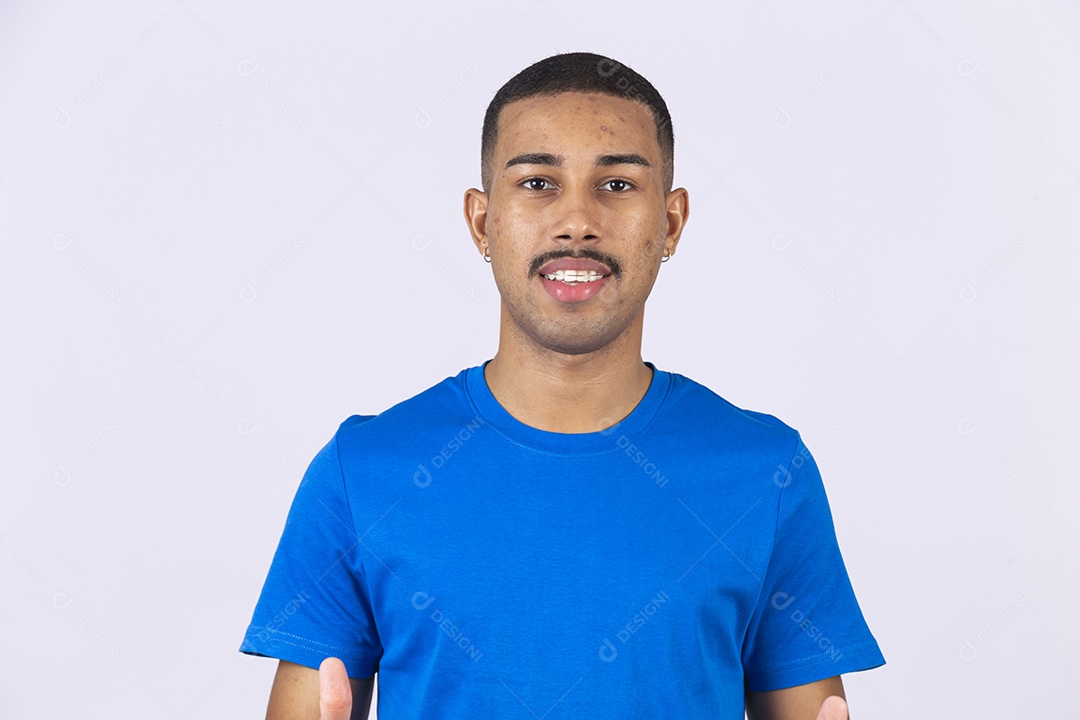 Homem jovem sorridente usando camiseta azul sobre fundo isolado